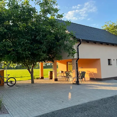Rekreacni Dum U Jezer, 6 Milovice (South Moravian)